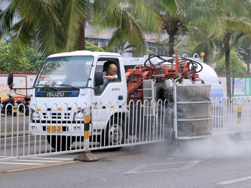 東風(fēng)多利卡護(hù)欄清洗車